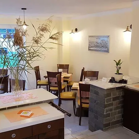 Zur Alten Post Bed & Breakfast 3*